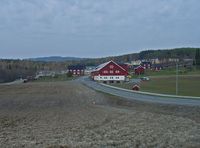 Listuveien. Det store Listufjøset er en dominerende bygning. Foto: Hans Otto Finstad/AB-leksikon (2009).