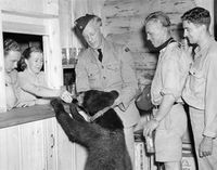 Soldat ved Little Norway kjøper Cola til svartbjørnen. Foto: Forsvarsmuseet