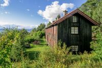Langbygningen på Ljansbruket er en gammel arbeiderbolig. Foto: Leif-Harald Ruud (2016)
