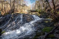 I den ville Liadalen mellom Hauketo og Ljan danner elva Kruttverkfossen. Over brua i bakgrunnen går turveien fra Øvre Ljanskollen til Herregårdsveien. Foto: Leif-Harald Ruud (2020)