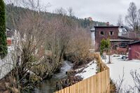 På den sørligste delen av Munkerud danner elva grense mellom eiendommene. Foto: Leif-Harald Ruud (2015)