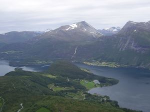 Lofoll og Aarset skulekrinsar (Volda) mot N.JPG