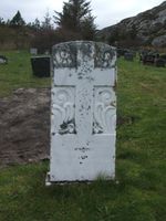 Kors i relieff. Lokknes kirkegård. Foto: Astrid Grendstad (2012).