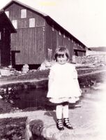 Louise foran den store låven på Oldefarens gård Fossesholm.