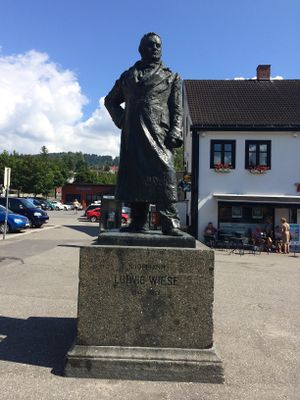 Ludvig Wiese statue Lillehammer.JPG