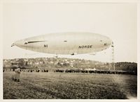 Luftskipet «Norge» fortøyd på Ekebergsletta 14. april 1926 Foto: Ukjent/Nasjonalbiblioteket