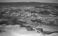 Flyfoto fra 1960-tallet, etter at veien i 1960 var blitt lagt om slik at uthusene måtte rives og våningshuset ble liggende mellom den gamle og den nye veitraséen. Plassen var ikke lenger bebodd på dette tidspunktet.