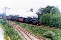 Lundsovergangen sidespor. Sidespor fra Hovedbanen ved Åråsen stadion. Lundsovergangen ligger rett utenfor venstre bildekant. Bildet er tatt under Norsk Jernbaneklubbs charterkjøring for Utenriksdepartemetet i 1986. Sidesporet deler seg med en gren til GM/Møller, og det nærmeste til Strømbergfabrikken (nå Buss) og tidligere pudrettanlegget.