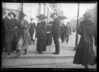 Karl Johans gate. Er det Nansen vi ser midt på bildet? Han var en av samtidas største «kjendiser». Foto: Narve Skarpmoen (1915).