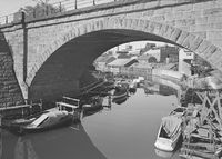 Jernbanebrua med båthavn og Lysaker Kemiske Fabrik i bakgrunnen. Foto: Ukjent (Nasjonalbiblioteket).
