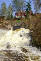 Grinifossen med villabebyggelse på Røa i bakgrunnen. Foto: Leif-Harald Ruud (2006)