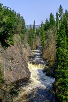 Røafossen med Holmenkollåsen i det fjerne. Foto: Leif-Harald Ruud (2006)