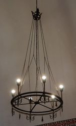 Lysekrone teikna av Arnstein Arneberg. Utført av Norvald Dahl. Foto: Arild Andenes (2018).