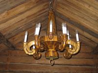 Lysekrone frå Moland kyrkje (Fyresdal). Kunstnar: Bendik Veum. (Foto: Olav Momrak-Haugan, 2011)