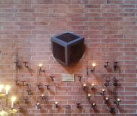 Minnesmerke i Kista kyrka i Stockholm. Foto: Trond Nygård (2018).