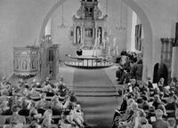 Skip og kor sett fra galleriet. Tatt under gudstjeneste med kronprins Olav til stede, trolig i 1953. Foto: Ukjent