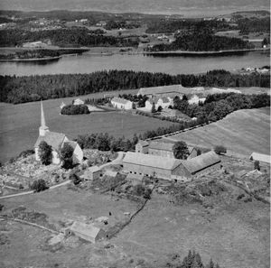 Mære kirke og Mære landbruksskole.jpg