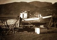 Nybygget til venstre er vanskeleg å vera sikker på kva for ein båt.