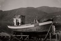 Båten ser her ut for å vera nesten klar for sjøsetting.