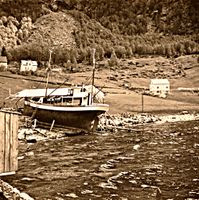 Her er MB «Strandheim» på slipp for vårpuss rundt 1955. Er det rett årstal så er det «Arne Longva» som vert bygt under taket bak «Strandheim».