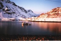 Knut Johnsen har netopp fortøyd MB «Varnes», og er i ferd med å ro i land til fritidshus i Olderfjorden.