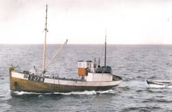 MK «Banken» med dory på slep. Foto: Kåre Pedersen (2009).