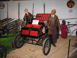 Strømmen Storsenter (9) 1903 Locomobil, diverse sykler, foto Steinar Fjeldvang.