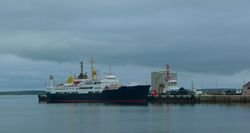 MS «Sjøkurs» til kai i Kirkwall. Skipet heitte opphavleg «Ragnvald Jarl» etter orknøyjarleen som bygde Magnuskatedralen. Foto: Heidi Thöni Sletten (2011).