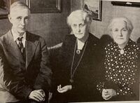 Magnhild mellom sine søsken Fartein og Sigrid Valen.