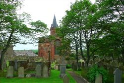 St. Magnuskatedralen med kyrkjegarden. Foto: Heidi Thöni Sletten (2011).