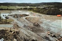 Mai 2002: Maskinene arbeider seg nedover skjæringa der tunnelen kommer.