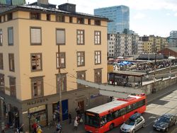 Nordfløyen med stasjonsområdet. Bebyggelsen i Sørkedalsveien og Philipsbygget i bakgrunnen. Foto: Ida Tolgensbakk (2010).