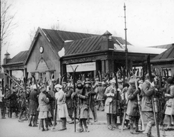 Majorstuen stasjon med sin første stasjonsbyging fra 1914. Holmenkollbanen med Tryvannsbanen til høyre, Smestadbanen (Røabanen) til venstre. Fra Byantikvarens verneplan.