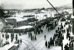 Majorstuen stasjon en travel skisøndag. Majorstukrysset med bytrikken nærmest i bildet. Foto: Byantikvarens verneplan