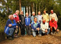 Mange storhoppere på ett brett ved markering av minneskiltet i 2009. Klubbens egne er Odd Normann stående med skistaver, Erling Stranden, Erling Dambakken og Hans Larsen. Videre Egil Borge, Lørenskog Skiklubb og fetterne Svein og Per Bergersen fra Rælingen Skiklubb. Rett foran Hans Larsen står Nils P. Skarseth fra Lørenskog Skiklubb på kne.