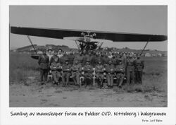 Mannskap foran Fokker CVD. I bakgrunnen Nitteberg til venstre og Kjeller gård til høyre.