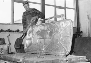 Marcussens Metallstøperi -skipsdør.jpg