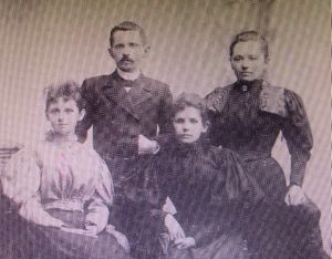 Marie Louise Moestue foto med søsken.jpg