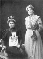 Norges to første kvinnelige bokbindere, Marie Hansen og Aagot Hielm i 1909, da Hansen var utnevnt til Hoffbokbinder på generalforsamlingen i Kristiania Bogbindermestres forening.