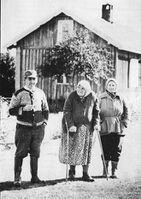 Signe Martinsen (1906 – 1991) fant seg aldri til rette i by-miljøet i Øvrebyen i Kongsvinger, og hver sommer dro hun tilbake til Fåfenga sammen med datteren Solveig og sønnen Hans Marius. Foto: Jens Haugen. Tekst: Thorbjørn Hæhre. Glåmdalen (1981).