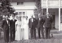 Fra bryllupet til Martha Bredli og Jens Fodstad. Brudeparet i midten, flankert av bl.a. Bredli-søsken.