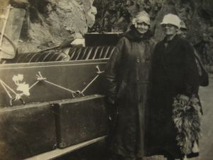 Martha og Marie med kul bil i 1928.JPG