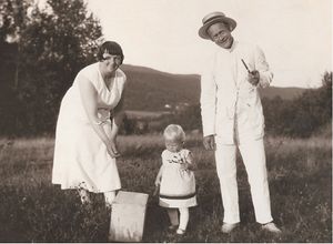 Martha og Ole med datteren Kari på Hokksund i 1931.jpeg