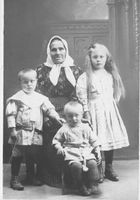 Marthe Nysveen med Ingeborg, Ole og Gudbrand Narmo, ca. 1909. Foto: E. Gabrielsen, Hamar