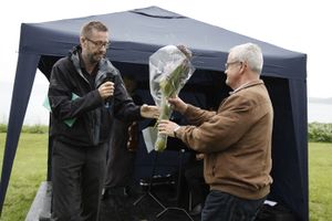 Martin Nilsen mottar blomster.jpg