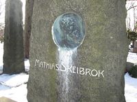 Portrettrelieffet på gravminnet til Mathias Skeibrok på Vår Frelsers gravlund er av Lars Utne. Foto: Stig Rune Pedersen (2013)