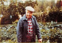 Ole Jemtland dyrker kål på Mathisrud Midtre. Foto: ukjent (familien Jemtland)