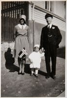 Familien Jemtland på Gjøvik; Ester, Ingrid, Ole. Foto: ukjent (familien Jemtland)