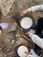 Tamilsk matlaging i skogen med Aktive Kvinner i Bjerke. På bildet ser man steking av appam, som er en pannekake lignende dessert av fermentert rismel med kokosmelk og sukker som kjerne. Appam kan også spises til frokost og kveldsmat.
