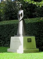 Statue av Maud ved den norske ambassadørboligen i London, tilsvarende den i Slottsparken, men i bronse. Foto: Stig Rune Pedersen